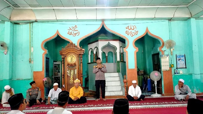 Kapolres Rohul AKBP Pangucap Priyo Soegito SIK MH memberikan arahan sekaligus menjawab keluhan masyarakat dan jemaah sebelum dimulainya pelaksanakan Salat Jumat di Masjid Raya Baitannur Desa RTB Kecamatan Rambah, Jumat (10/3/2023) siang.